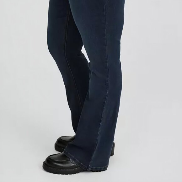 NEW Torrid Luxe Slim Boot Mid-Rise Jean 26T - Picture 4 of 5